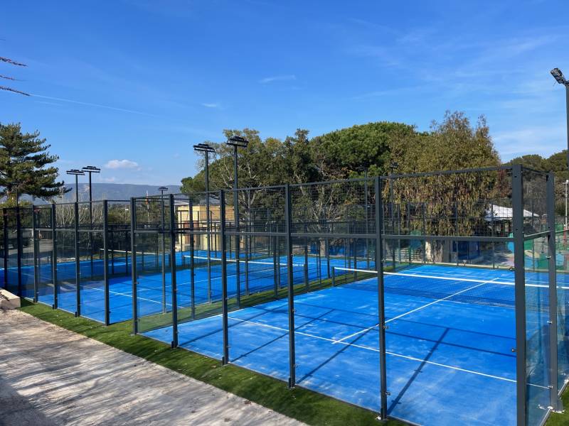 Transformation d'un terrain de tennis en trois terrains de padel à Bormes les Mimosas